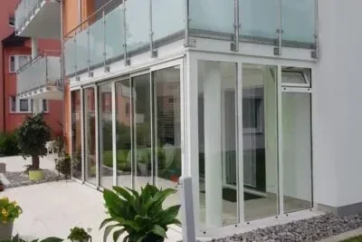 Stilvolle Terrasse mit Außenjalousien