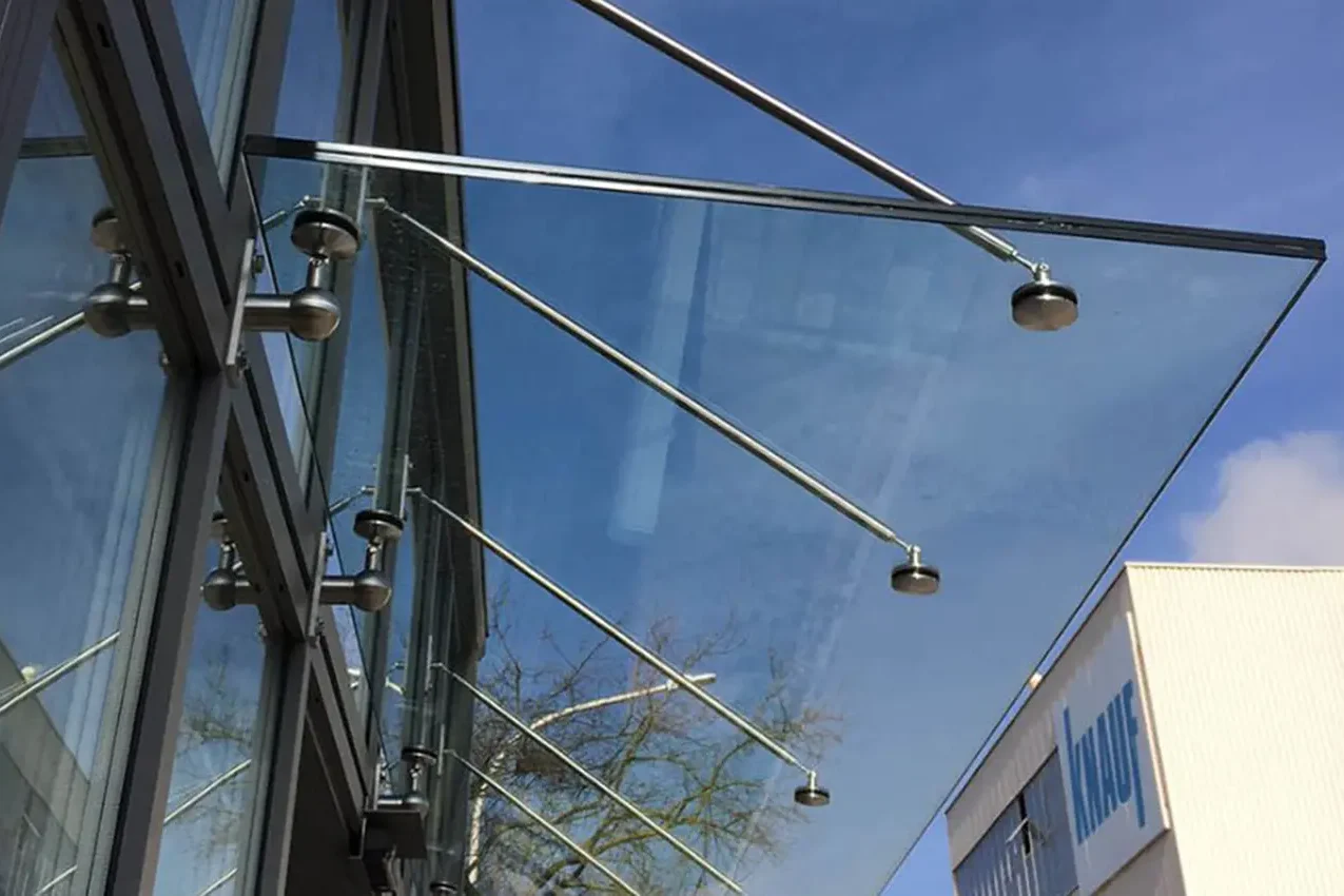 Stilvolle Terrasse mit Außenjalousien